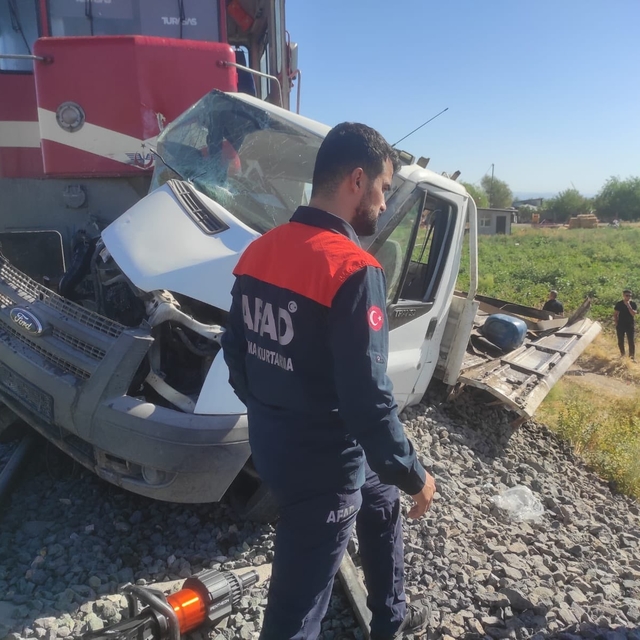Trenin çarptığı kamyonetin sürücüsü yaralandı