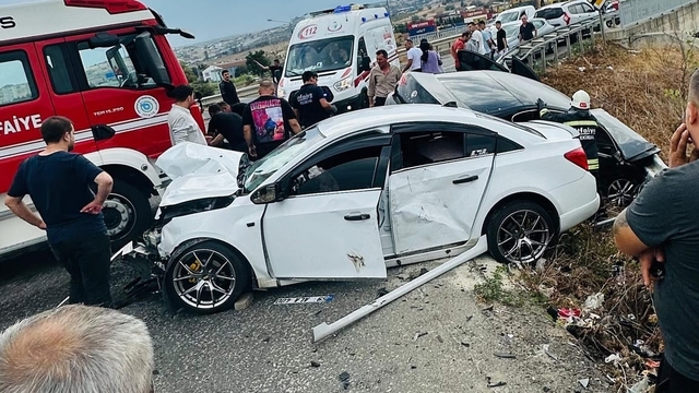 Tekirdağ'da iki otomobilin çarpıştığı kazada 3 kişi yaralandı