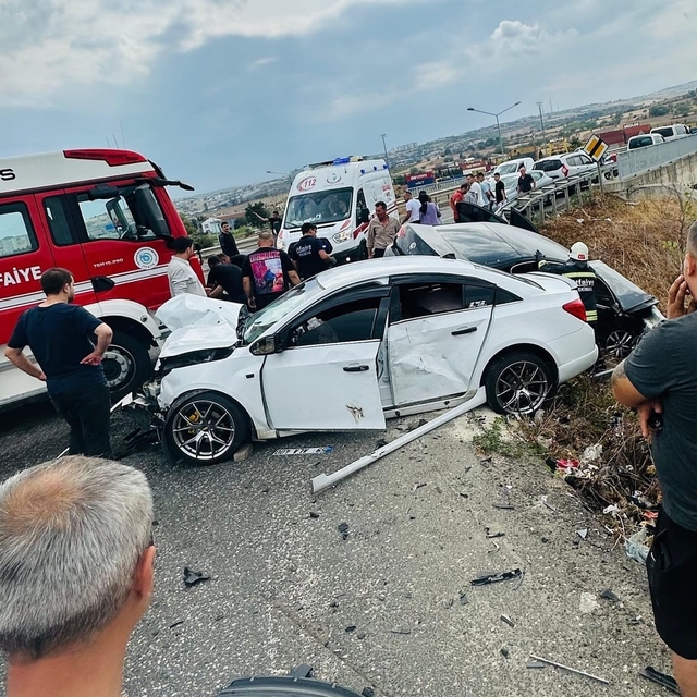 Tekirdağ'da iki otomobilin çarpıştığı kazada 3 kişi yaralandı