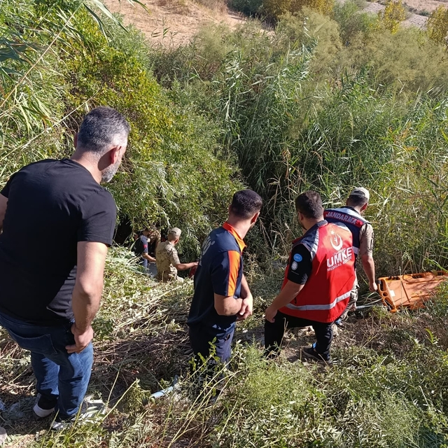 Siirt'te dereye devrilen otomobildeki 2 kişi yaralandı