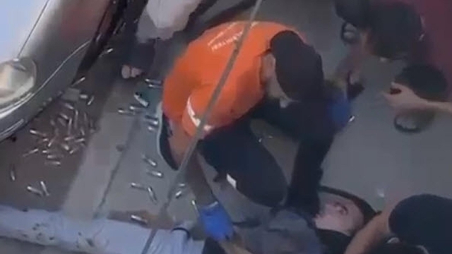 İzmir'de polis merkezine silahlı saldırı: 2 şehit, 2 yaralı  (2)