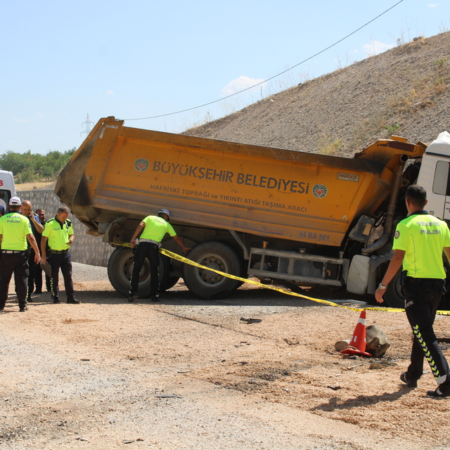 Malatya'da istinat duvarına çarpan kamyonun şoförü öldü