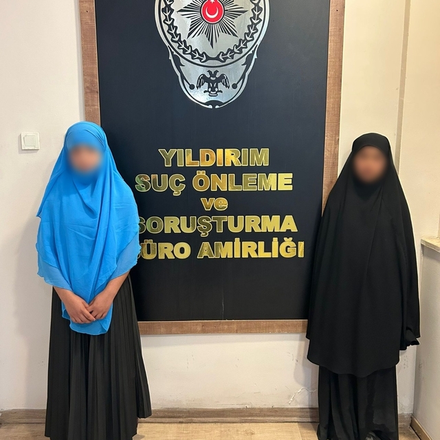 Tırnakçılık yöntemiyle hırsızlık yapan 3 kadın yakalandı