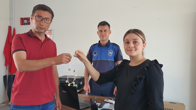 Manisa'da sokakta bulunan altınlar sahiplerine teslim edildi