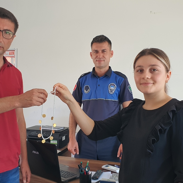 Manisa'da sokakta bulunan altınlar sahiplerine teslim edildi