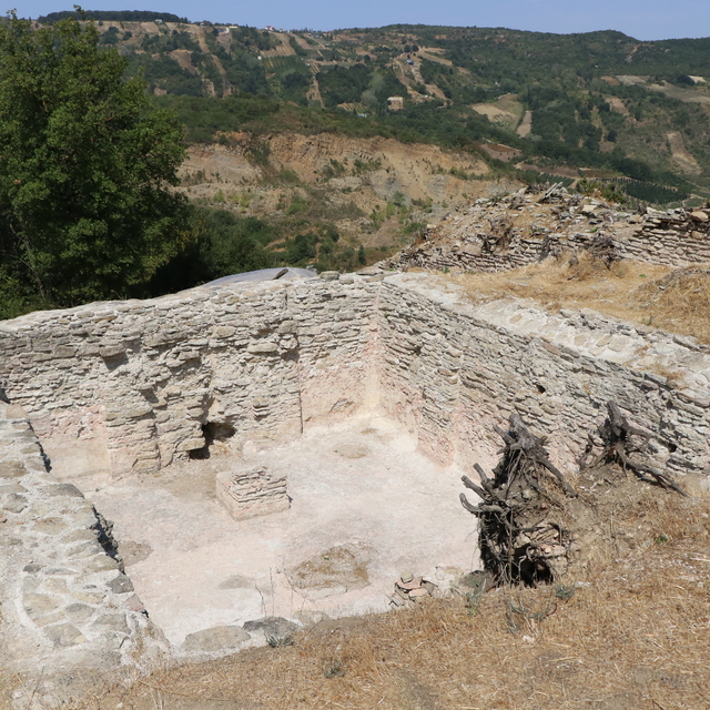 Tarihi Çobankale'deki kazılarda yaşam alanları gün yüzüne çıkarılıyor
