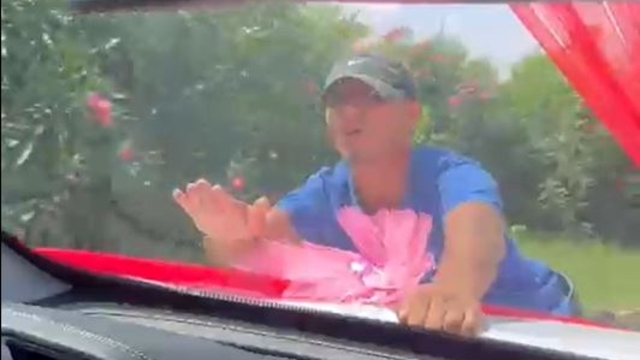 Bahşiş almak için gelin aracının kaputunda metrelerce ilerledi; o anlar kamerada