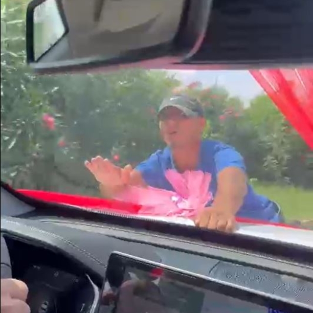 Bahşiş almak için gelin aracının kaputunda metrelerce ilerledi; o anlar kam...
