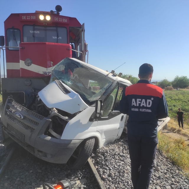 Elazığ'da trenin hemzemin geçitte çarptığı kamyonetin sürücüsü yaralandı
