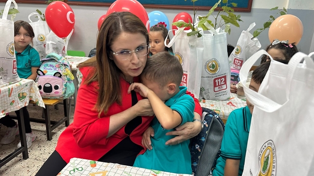 Okulun ilk günü, ağlayan öğrenciyi vali teselli etti
