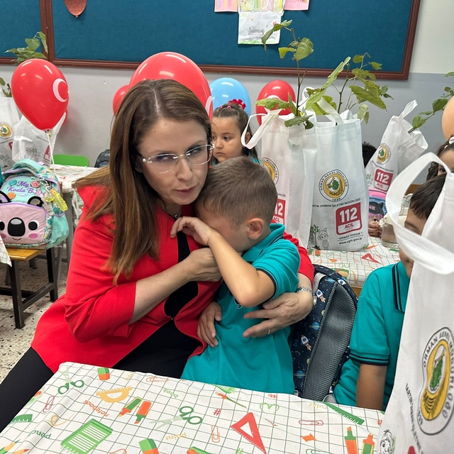 Okulun ilk günü, ağlayan öğrenciyi vali teselli etti
