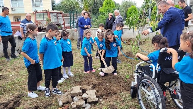 Samsun'da minik öğrenciler ilk derste tohum ve fidan dikti