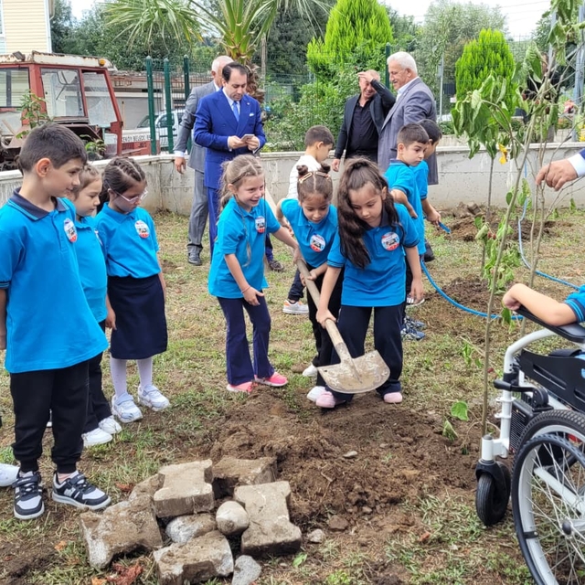 Samsun'da minik öğrenciler ilk derste tohum ve fidan dikti