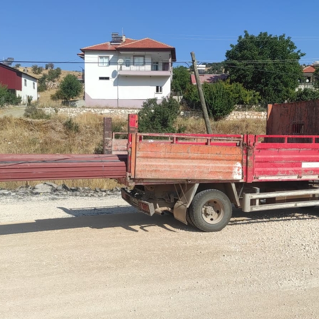 Antalya'da kamyonet kasasındaki saç profillere çarpan motosikletin sürücüsü...
