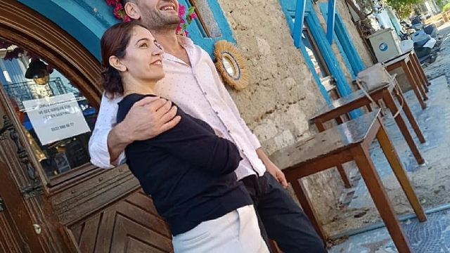 Patlayan lastiği değiştirirken kamyonet çarptı; evli çift öldü, çocukları yaralandı