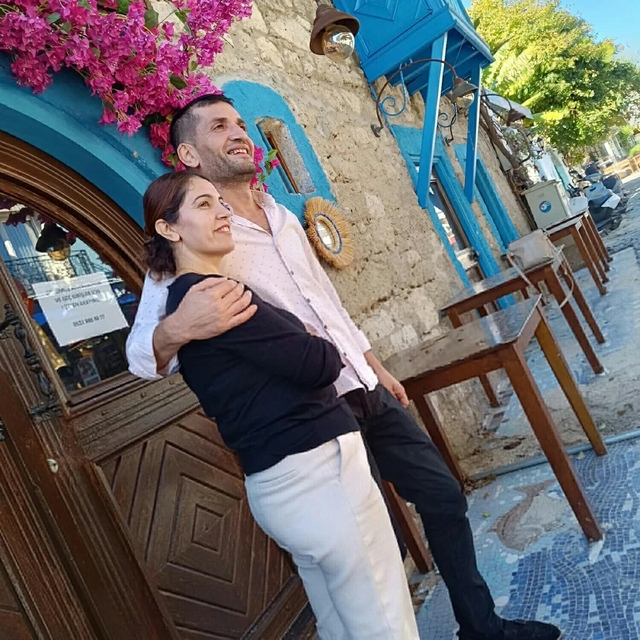 Patlayan lastiği değiştirirken kamyonet çarptı; evli çift öldü, çocukları y...