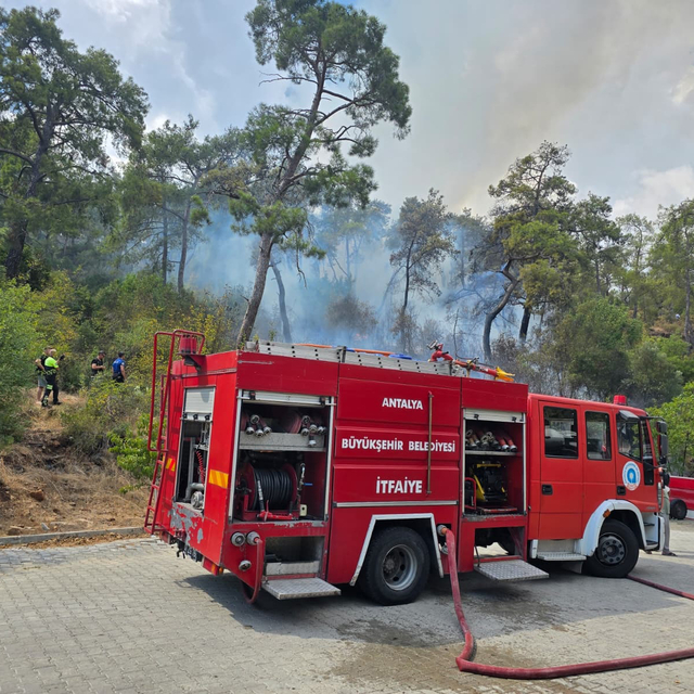 Antalya'da çıkan orman yangını kontrol altına alındı (2)