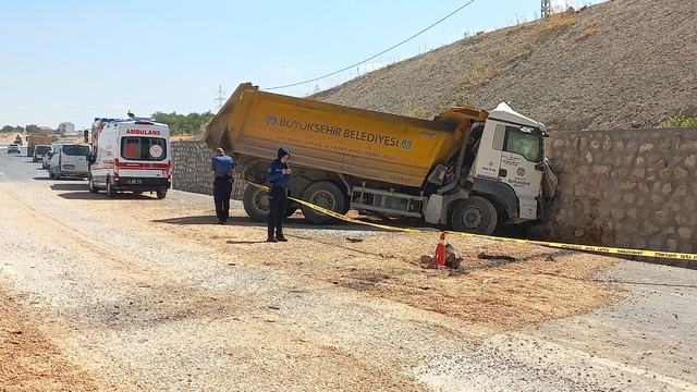 Malatya'da istinat duvarına çarpan kamyonun sürücüsü öldü