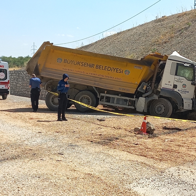 Malatya'da istinat duvarına çarpan kamyonun sürücüsü öldü