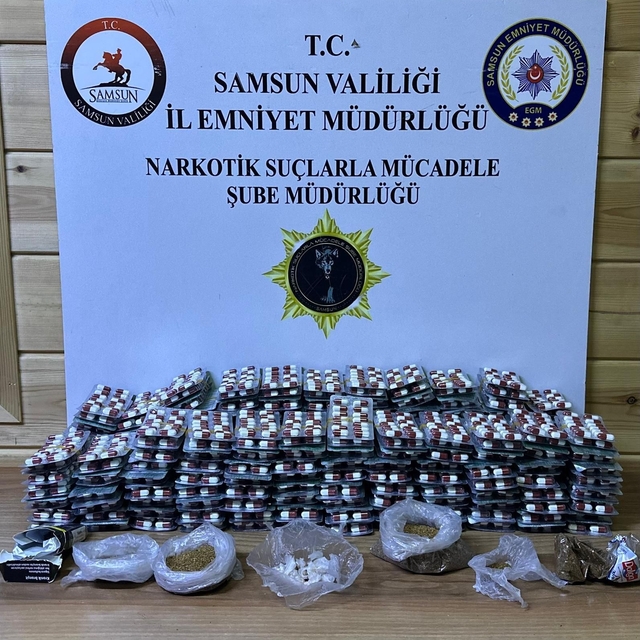 Samsun'da araçlarında 5 bin 544 sentetik ecza bulunan 3 zanlı yakalandı