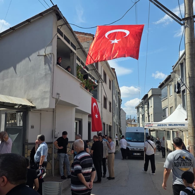 İzmir'de şehit olan emniyet müdürünün Bursa'daki babaevine şehadet haberi u...