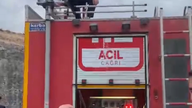 İtfaiye erinin düğün konvoyunun önünü itfaiye aracı ile kestiler