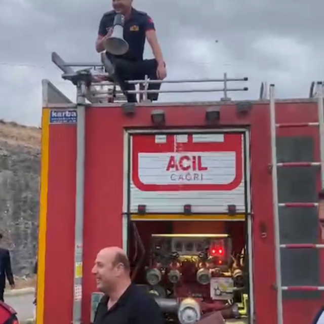 İtfaiye erinin düğün konvoyunun önünü itfaiye aracı ile kestiler