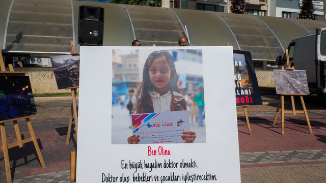 İzmir'de "Boş Sıralar" etkinliğiyle Gazze'deki çocuklar anıldı