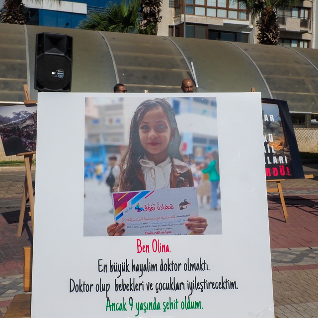 İzmir'de "Boş Sıralar" etkinliğiyle Gazze'deki çocuklar anıldı