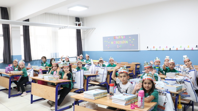 Samsun'da okula yeni başlayan öğrencilere çanta ve kırtasiye seti dağıtıldı