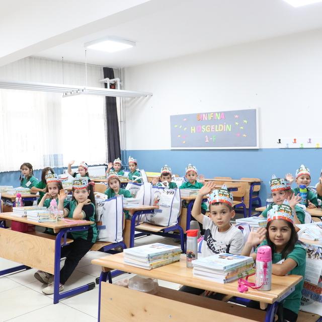 Samsun'da okula yeni başlayan öğrencilere çanta ve kırtasiye seti dağıtıldı