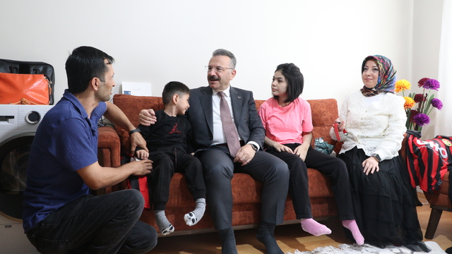 Dandy Walker sendromlu abla-kardeş, evde eğitim görüyor