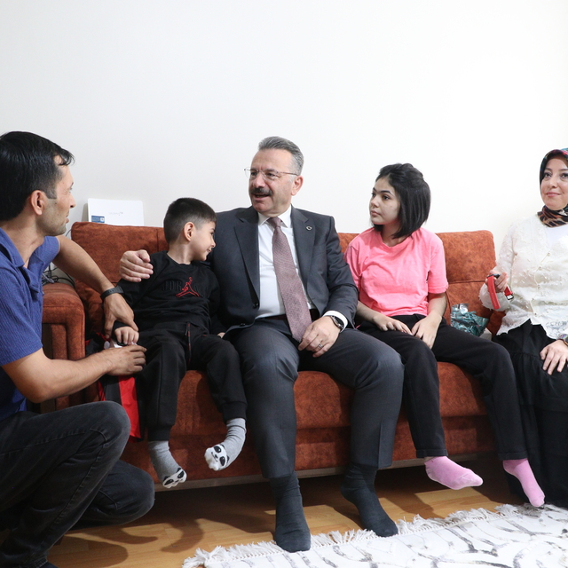 Dandy Walker sendromlu abla-kardeş, evde eğitim görüyor