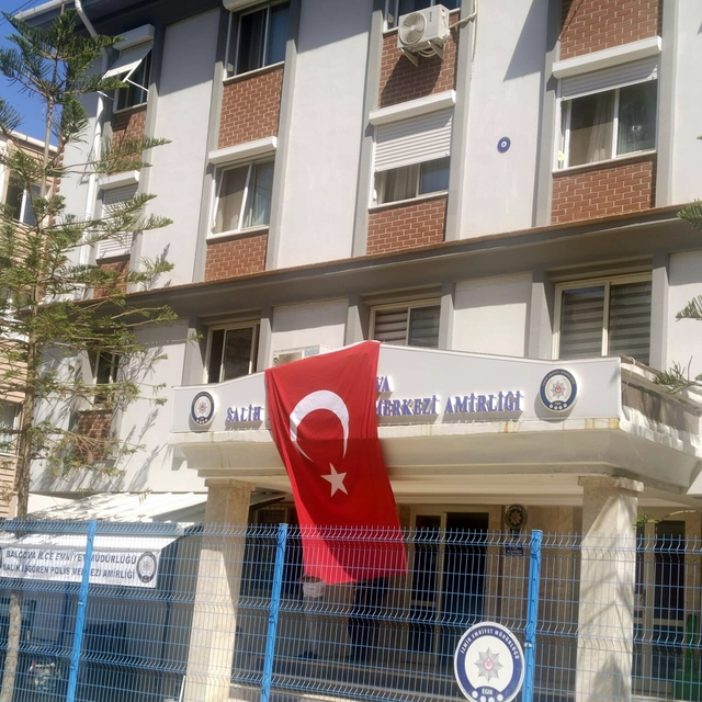 İzmir'de polis merkezine silahlı saldırı: 2 şehit, 2 yaralı (5)