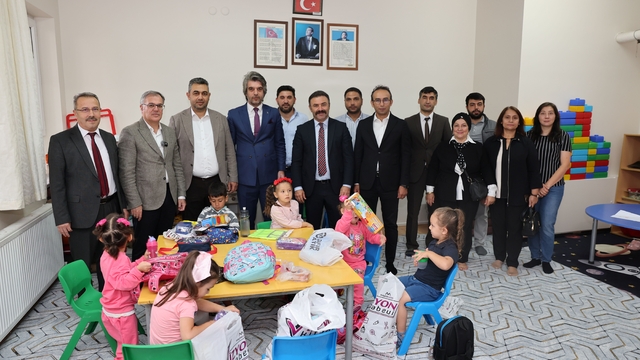 Hacılar Belediye Başkanı Özdoğan, öğrencilere kırtasiye seti hediye etti