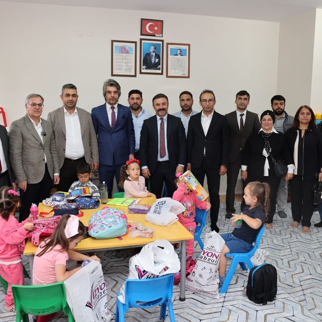 Hacılar Belediye Başkanı Özdoğan, öğrencilere kırtasiye seti hediye etti