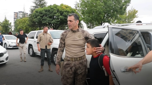 Emniyet müdürü, eğitim yılının ilk gününde şehit çocuklarını okuluna bıraktı