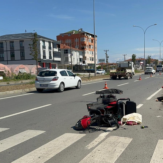 Otomobil, elektrikli motosiklete çarptı; anne öldü, kızı ağır yaralandı