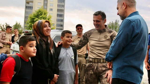 Kayseri Emniyet Müdürü Aydın, şehit çocuklarını makam aracıyla okula götürdü