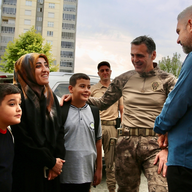 Kayseri Emniyet Müdürü Aydın, şehit çocuklarını makam aracıyla okula götürd...
