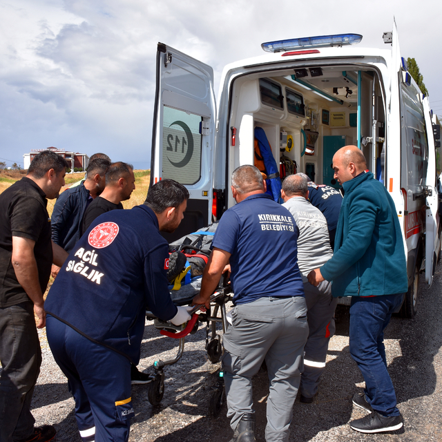 Kırıkkale'de elektrik direğine çarpan çöp kamyonundaki 2 görevli yaralandı