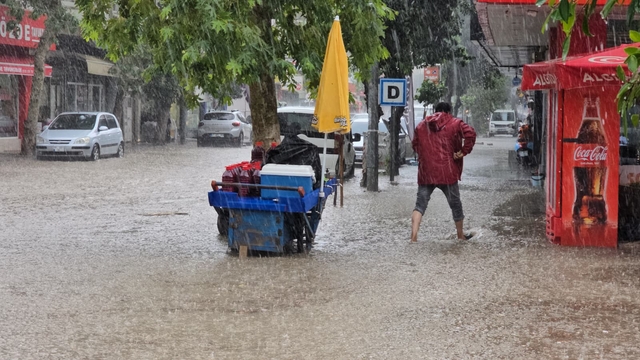 Adana ve Osmaniye'de sağanak ve şiddetli rüzgar; okul çatısı uçtu