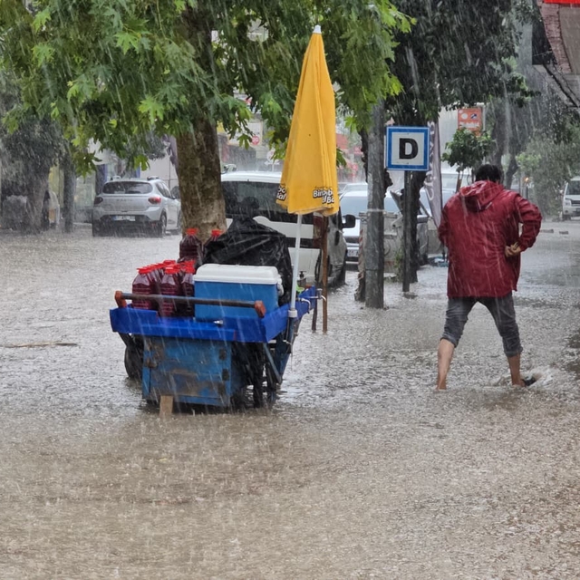 Adana ve Osmaniye'de sağanak ve şiddetli rüzgar; okul çatısı uçtu