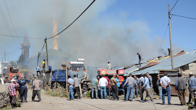 Kars'ta çıkan yangında 2 ev ile 2 samanlık kullanılamaz hale geldi
