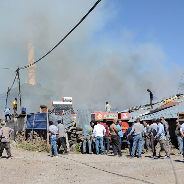 Kars'ta çıkan yangında 2 ev ile 2 samanlık kullanılamaz hale geldi