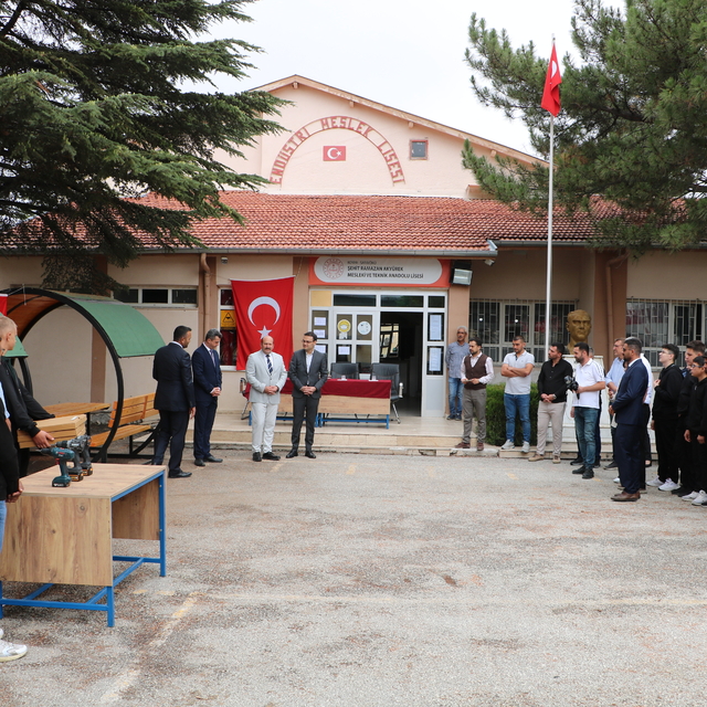 Sarayönü'nde meslek lisesi öğrencilerinden belediyeye kamelya üretimi