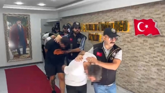 Kasklı şüphelilerden tüfek ve tabancalı soygun (2)