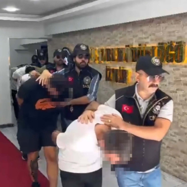 Kasklı şüphelilerden tüfek ve tabancalı soygun (2)