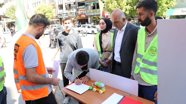 Siirt, Batman, Şırnak ve Bingöl'de "Boş Sıralar" etkinliğiyle Gazzeli çocuklar anıldı