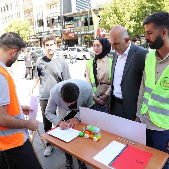 Siirt, Batman, Şırnak ve Bingöl'de "Boş Sıralar" etkinliğiyle Gazzeli çocuk...